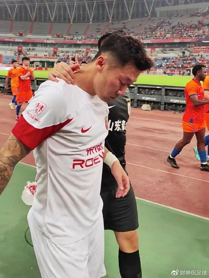 基达菲队员精彩表现赢得球迷掌声！(巴黎奥运会中国运动员励志事迹加精神)